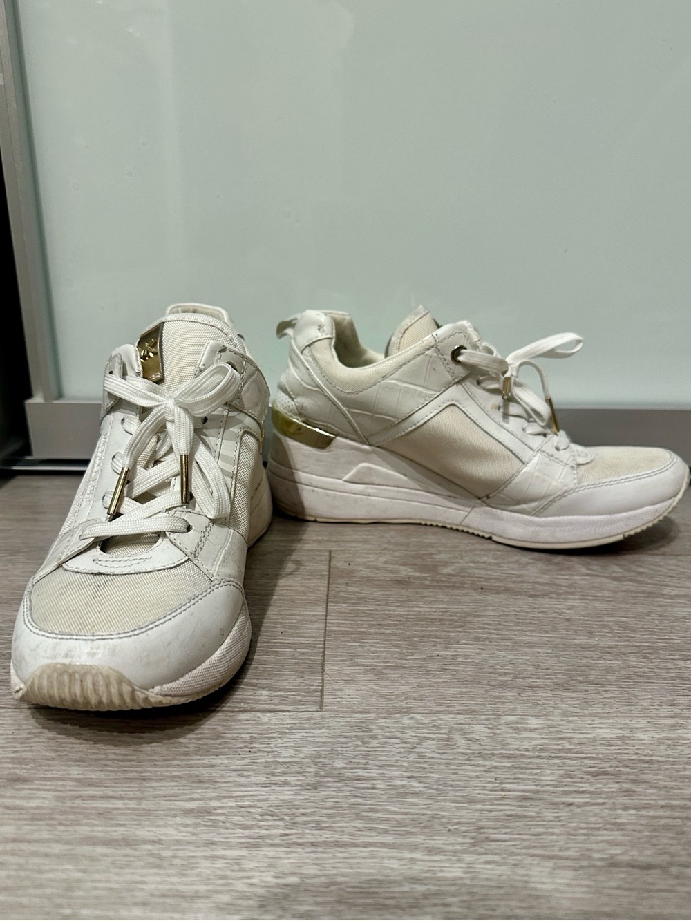 Michael Kors White Platform Fashion Sneakers with Gold Accent. Preowned. 6.5